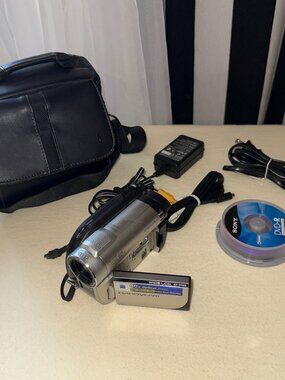 11pc Sony Handycam Hybrid DCR DVD650 Camcorder Camera Works Battery Charger Disc